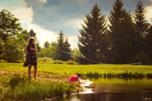 girls-918753_1920 little girls fish in a pond